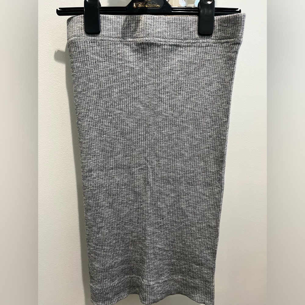 Hard Tail Ribbed Pencil Skirt in gray color ,the waist is get bigger is old pcs